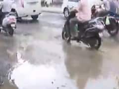 અમદાવાદના ગુરુકુળ વિસ્તારમાં રસ્તા પર ખાડા પડતા વાહન ચાલકો પરેશાન, જુઓ વીડિયો