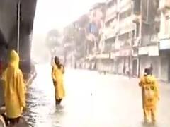 ભારે વરસાદને પગલે મુંબઇમાં લોકોને કામ સિવાય બહાર ન નીકળવા પ્રશાસનને કરી અપીલ