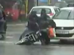 જૂનાગઢઃ ચોમાસાની શરૂઆતમાં જ રોડ પર પડેલા ખાડામાં ખાબક્યું બાઇક, જુઓ વીડિયો