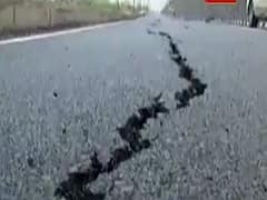 દ્ધારકાથી પોરબંદરના હાઇવે પર સર્વિસ રોડ પર પડી મોટી મોટી તિરાડો, જુઓ વીડિયો