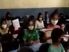 કોરોના: અમદાવાદના ગુલબાઈ ટેકરા પાસે આવેલી કોર્પોરેશન શાળાની બેદરકારી, વિદ્યાર્થીઓને બોલાવીને લેવાઈ પરીક્ષા, જુઓ વીડિયો 