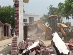 Kanpur Encounter में फरार Vikas Dubey का घर तोड़ा गया...पुलिस का घर के नीचे बंकर का शक