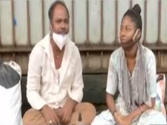 Mumbai: फुटपाथ पर स्ट्रीट लाइट में पढ़कर दसवीं पास करने वाली आसमां शेख की कहानी