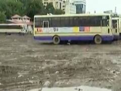 રાજકોટના જુના બસ સ્ટેશનમાં ઠેર ઠેર કાદવ-કીચડ અને ગંદકીના ઢગ છતાં પ્રશાસનની નથી ઉડતી ઉંઘ 