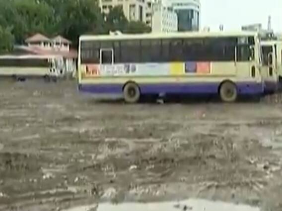 રાજકોટના જુના બસ સ્ટેશનમાં ઠેર ઠેર કાદવ-કીચડ અને ગંદકીના ઢગ છતાં પ્રશાસનની નથી ઉડતી ઉંઘ 