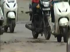 અમદાવાદઃ નિકોલ વિસ્તારના અમર જવાન સર્કલ પાસે ખાડાનું સામ્રાજ્ય,જુઓ વીડિયો