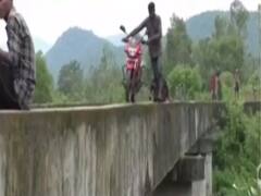 Odisha: 60 फीट ऊंची नहर पर 2 फीट चौड़े रास्ते पर जान की बाजी लगाने पर मजबूर ग्रामीण