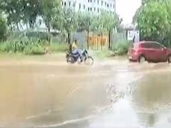 અમદાવાદના ગોતા વિસ્તારમાં પાણી ભરાતા લોકોને કરવો પડી રહ્યો છે હાલાકીનો સામનો