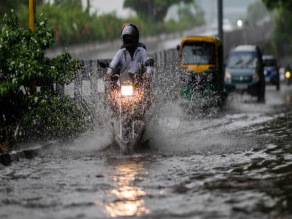 Delhi Rains: पहले डूबी, फिर थम गई दिल्ली..कहीं जलजमाव तो कहीं भयंकर ट्रैफिक जाम