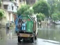 અમદાવાદ: વરસાદ રોકાયાના 6 કલાક બાદ પણ અનેક વિસ્તારમાં નથી ઉતર્યા પાણી, સરસપુરમાં ઘૂંટણ સુધીના પાણી