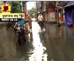 লকডাউনের মধ্যেই জলমগ্ন মুক্তারামবাবু স্ট্রিটে কেউ দোকান খুলে দুধ গরম করছেন, কেউ মুড়ি- চানাচুর নিয়ে বসেছেন!