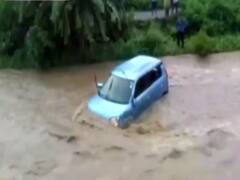 बाढ़ औऱ बारिश की तस्वीरें... उफनते नाले में बह गई कार...कार के साथ 1 KM तक बहे दंपति