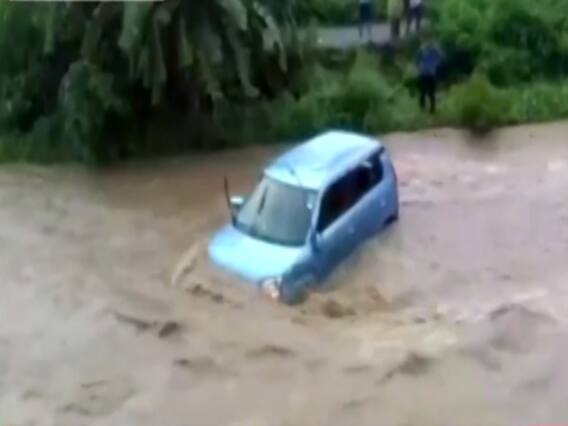 बाढ़ औऱ बारिश की तस्वीरें... उफनते नाले में बह गई कार...कार के साथ 1 KM तक बहे दंपति