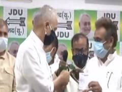 Bihar: सियासत में दिखी रिश्तों की दुश्मनी, Lalu Yadav के समधी Chandrika Rai ने छोड़ी RJD