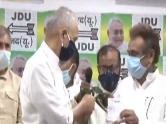 Bihar: सियासत में दिखी रिश्तों की दुश्मनी, Lalu Yadav के समधी Chandrika Rai ने छोड़ी RJD