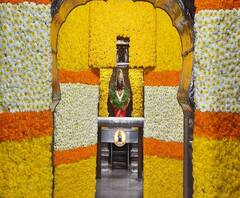 Pandharpur Vitthal Rukmini Temple | श्रीकृष्ण जन्माष्टमीनिमित्त विठ्ठल मंदिरात आकर्षक फुलांची सजावट