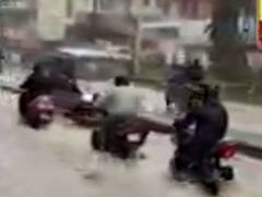 વલસાડના ઉમરગામમાં ચાર ઈંચ વરસાદથી જળબંબાકાર, નીચાણવાળા વિસ્તારોમાં ભરાયા પાણી, જુઓ વીડિયો 