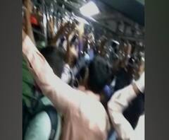 Mumbai Local Crowd | मुंबई लोकलमध्ये सोशल डिस्टन्सिंगची ऐशीतैशी, ट्रेनमध्ये प्रवाशांची तुफान गर्दी 