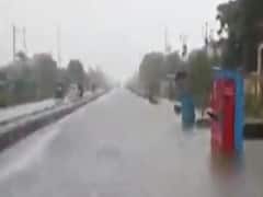 સુરતમાં કીમ-માંડવી રોડ પર ભરાયા પાણી, દુકાનોમાં પાણી ભરાતા વેપારીઓ પરેશાન