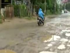  અમદાવાદમાં એસજી હાઇવેથી ગોદરેજ ગાર્ડન સિટી તરફ જતા રસ્તામાં ઠેર ઠેર ખાડા