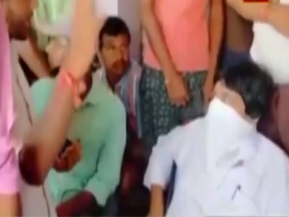 Bihar के Darbhanga में बाढ़ का जायजा लेने पहुंचे विधायक को ग्रामीणों ने बनाया बंधक 