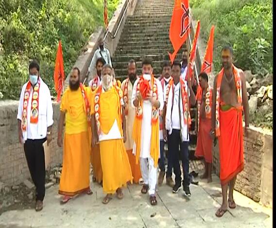 Ram Mandir Bhumi Pujan | बाळासाहेब ठाकरे स्मृतीस्थळाची माती घेऊन शिवसैनिक अयोध्येत दाखल
