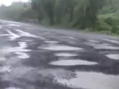 ભરુચ: અંકલેશ્વર અને વાલીયાને જોડતા રસ્તા પર મોસમોટા ખાડાઓથી વાહન ચાલકોને ભારે હાલાકી 