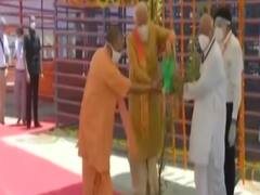Ayodhya: PM Modi ने Ram Janm bhumi परिसर में पारिजात वृक्ष का रोपण किया