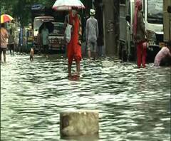 রাতভর বৃষ্টিতে চেনা ছবি, ঠনঠনিয়া কালীবাড়ির সামনে হাঁটু সমান জল, দেখুন কী পরিস্থিতি! 
