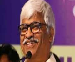 করোনা আবহে এলাকা জীবাণুমুক্ত করতে হাত লাগালেন সুজন চক্রবর্তী