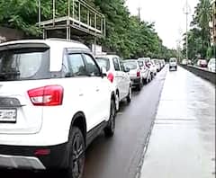 Kolhapur Rain | पुराच्या धास्तीने वाहनचालकांची खबरदारी, कॉलेज परिसरात रस्त्याच्या दुतर्फा वाहनं