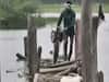 Unnao: सिस्टम हुआ नाकाम, लकड़ी के जर्जर पुल से गिरकर महिला की मौत 