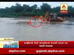 ગીર સોમનાથમાં રાવલ નદીમાં ટ્રેક્ટર ફસાયુ, સ્થાનિકોએ JCBની મદદથી બહાર કાઢ્યું