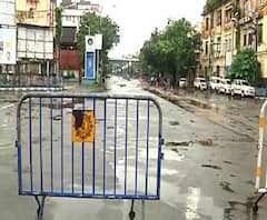 সাপ্তাহিক লকডাউন : বৃষ্টি উপেক্ষা করে লেক টাউনে নাকা চেকিং পুলিশের