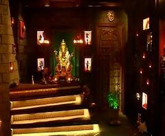 Ganeshotsav 2020 | नवी मुंबईत बाप्पासाठी जुन्या वाड्याचा देखावा, पुठ्ठा आणि लाकडाचा वापर