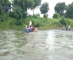 जळगावमधील भराडीच्या ग्रामस्थांचा रस्ता नसल्याने दुथडी भरुन वाहणाऱ्या वाघूर नदीतून जीवघेणा प्रवास