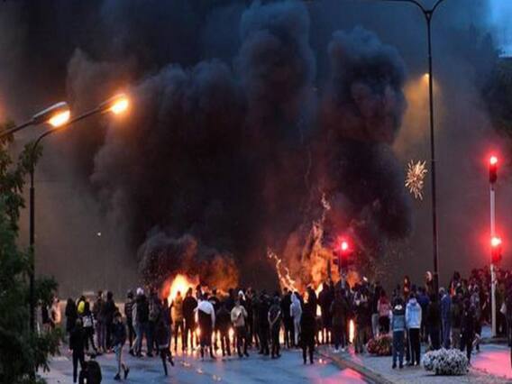 Sweden: Riots break out after Right-wing supporters burn a copy of Quran
