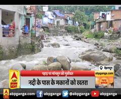 उफान पर बह रही रिस्पना नदी,नदी के पास के मकानों को खतरा