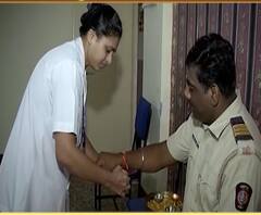 Suraksha Bandhan! कोरोना वॉरिअर्स बहीण-भावाचं अनोखं रक्षाबंधन, पोलीस भाऊ अन् परिचारिका बहिण!