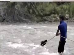 Uttarakhand: Policemen save cow stuck in swollen river | Viral Express