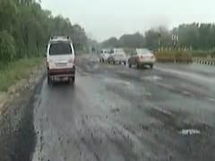 અમદાવાદઃ અડાલજ કેનાલ બાદનો એસજી હાઇવેનો સર્વિસ રોડ બિસ્માર હાલતમાં