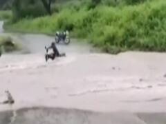 पहाड़ों पर मानसूनी आफत, कहीं जमीन धंसी, कहीं बाइक बह गई