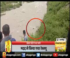 अल्मोड़ा : देवता गदेरे में भरा पानी,पानी में फंसे मवेशी चराने आए दो लोग