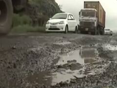 नासिक: मुंबई को जाने वाले नेशनल हाईवे की बीच सड़क पर गड्ढे दे रहे मौत को दावत