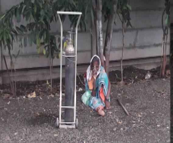 वृद्ध महिलेला चक्क झाडाखाली ऑक्सिजन सिलिंंडर; औरंगाबादमधील गरवारे कम्यननिटी सेंटरमधील प्रकार