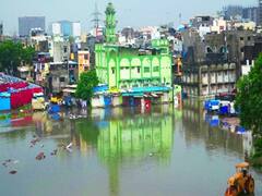 Rajkot: अंडरपास में फंसी बस, JCB से खींच के निकाला