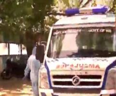 চন্দ্রকোণা: করোনা রোগীকে ছুঁল না চালক-স্বাস্থ্যকর্মী, পিপিই পরে অ্যাম্বুল্যান্সে তুললেন বিডিও এবং ওসি