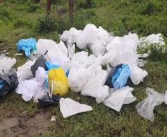 Jalgaon | जळगावात पीपीआ किट्स, ग्लोव्हज उघड्यावर फेकल्याचा प्रकार; नागरिकांचा संताप