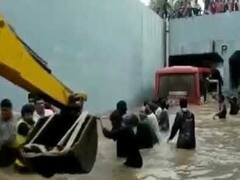 રાજકોટના ગોંડલ ઉમવાળા અંડર બ્રિજમાં એસટી બસ ફસાઇ, સ્થાનિકોએ મુસાફરોને બહાર કાઢ્યા