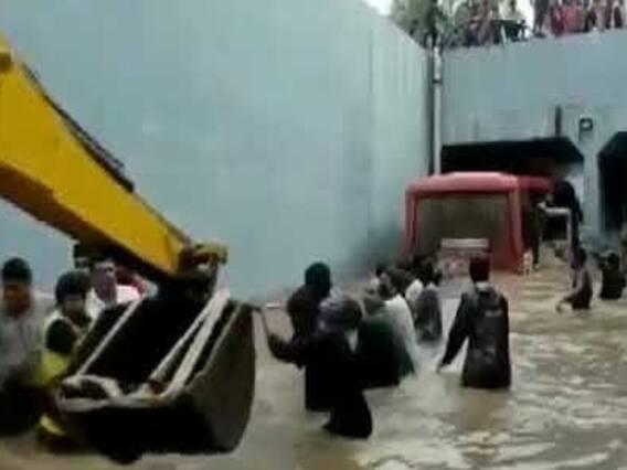 રાજકોટના ગોંડલ ઉમવાળા અંડર બ્રિજમાં એસટી બસ ફસાઇ, સ્થાનિકોએ મુસાફરોને બહાર કાઢ્યા